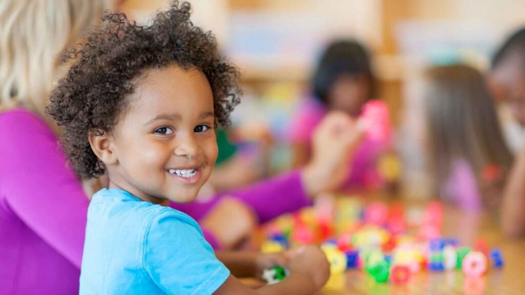 Foto Ilustrativa. Criança brincando em uma escola. Educação infantil.